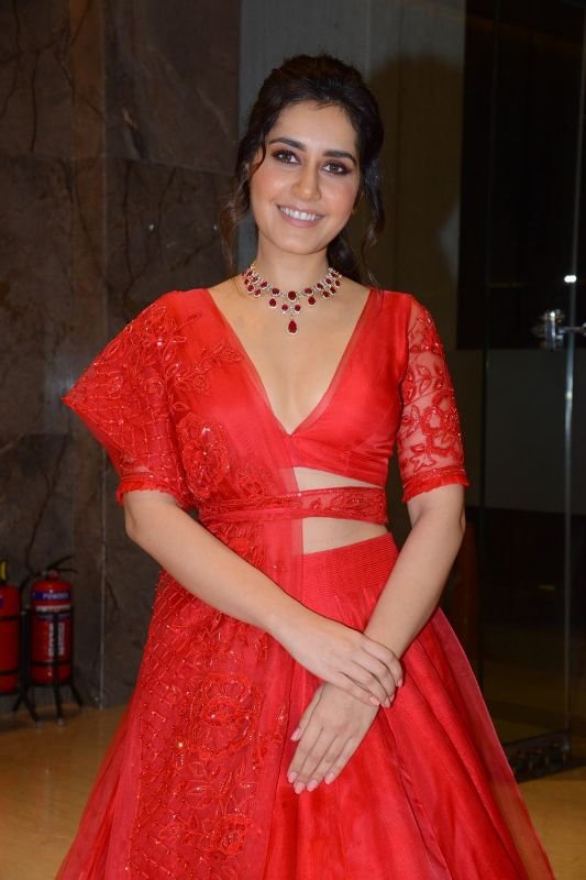 Raashi Khanna Hot Cleavage Photos at World Famous Lover Pre-Release Event