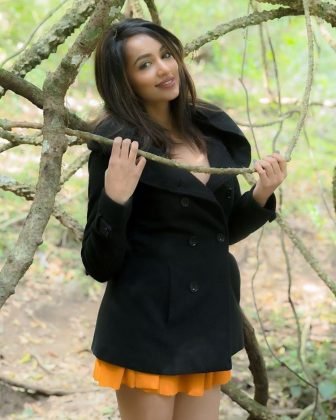 actress tejaswi madivada hot photoshoot southcolors 21