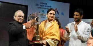 Actrees Rekha Receives First Smita Patil Memorial Award